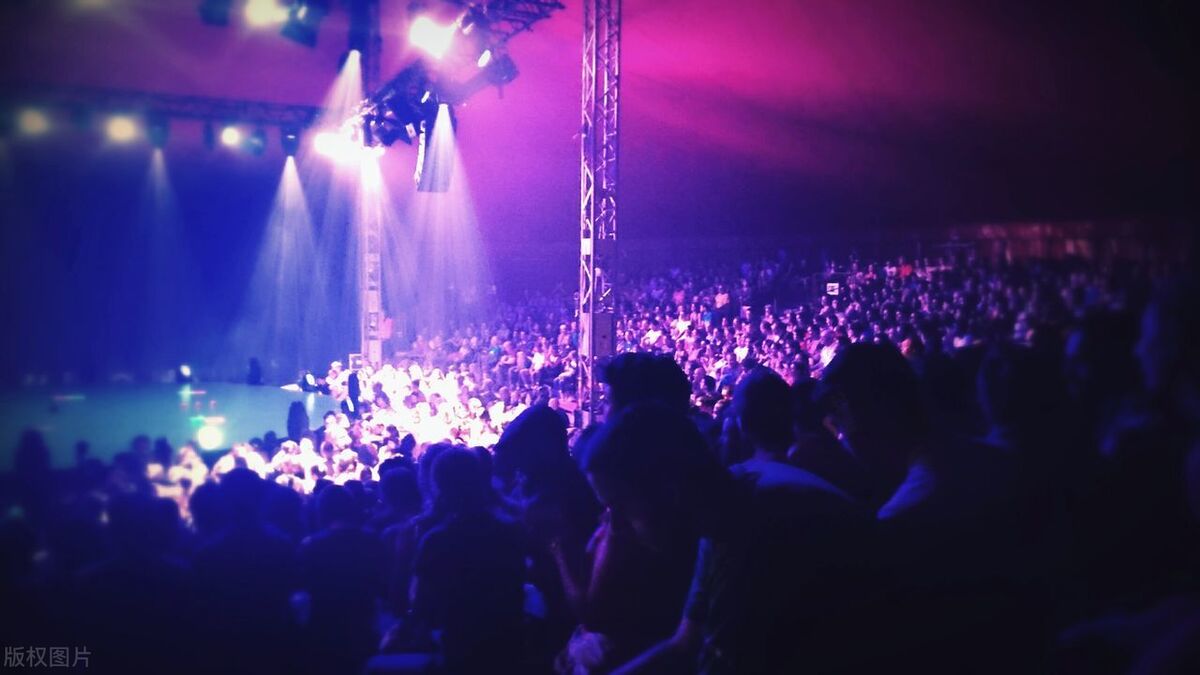 区分表示“观众”的名词：audience,viewer,spectator