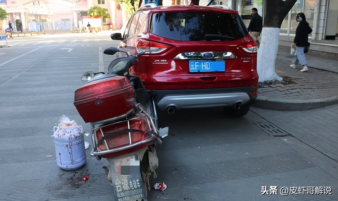 车停路边收费被人撞了咋赔,车停路边被骑车人撞上了哪个错