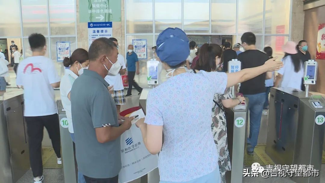 孕妇路边突然临产男孩救助,孕妇出现早产迹象众人接力救助