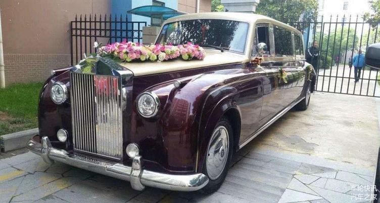 租500万劳斯莱斯去接亲,一大妈讨要红包掰断劳斯莱斯车标