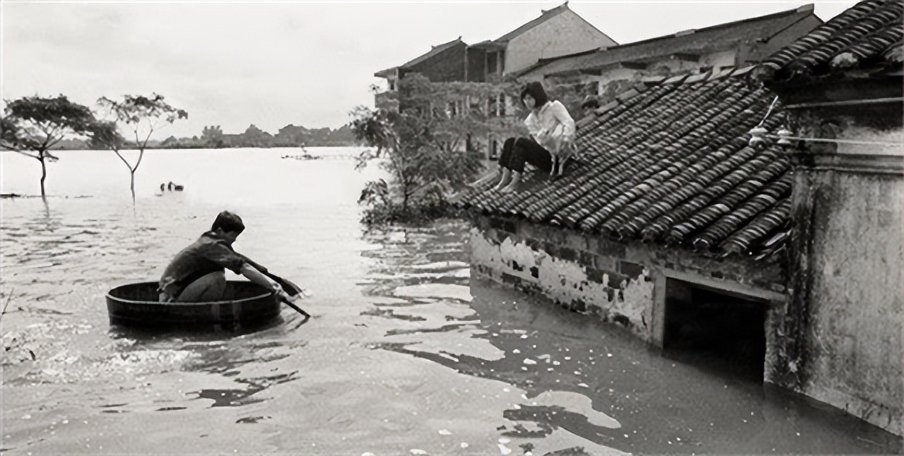 *颖超邓**去世，聂帅女儿聂力哭着扑向骨灰盒：邓妈妈再让我吻你一次