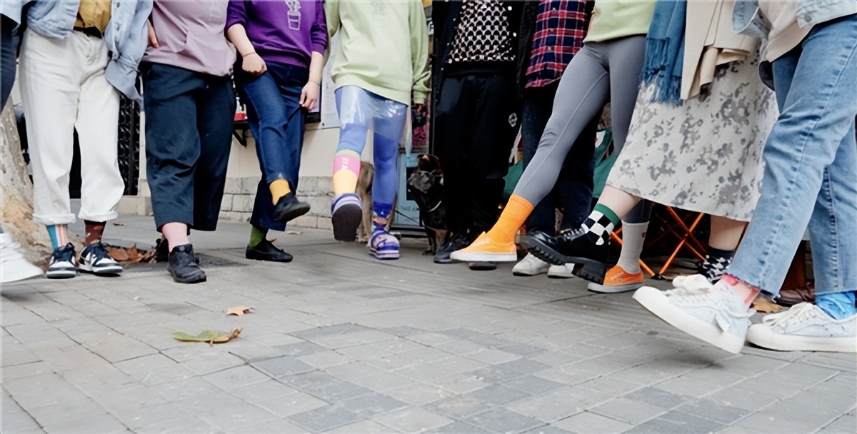 UR（UrbanRevivo）发起「错袜行动」，覆盖线下超300家门店