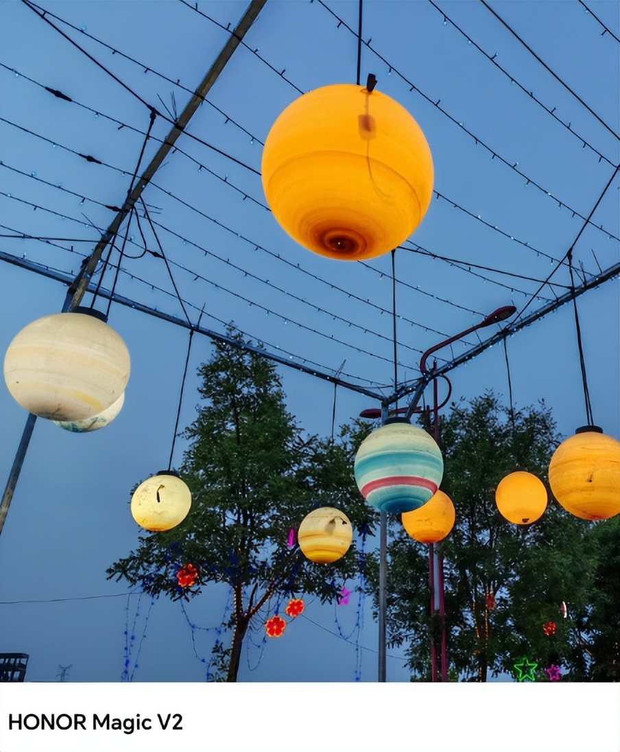 上演青出于蓝的直板手感折叠体验的荣耀MagicV2首销如何呢？