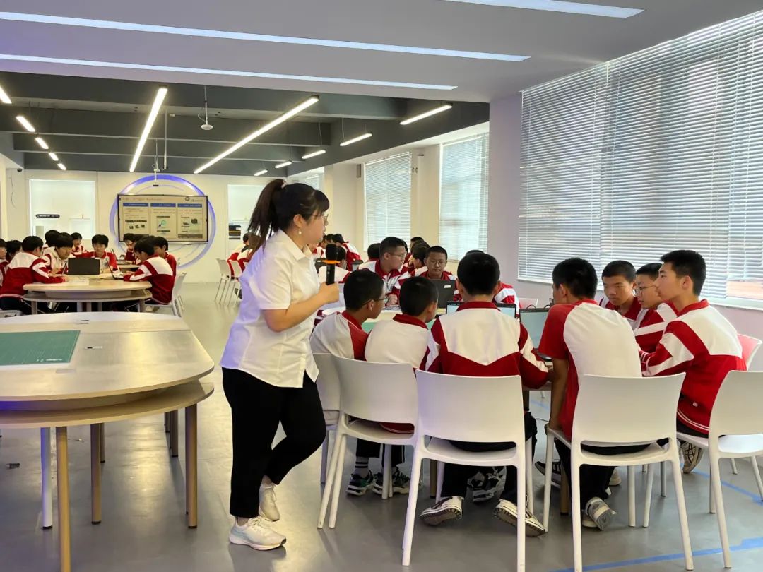 把所有孩子赶出去的游戏,把小孩子扔到外面的游戏