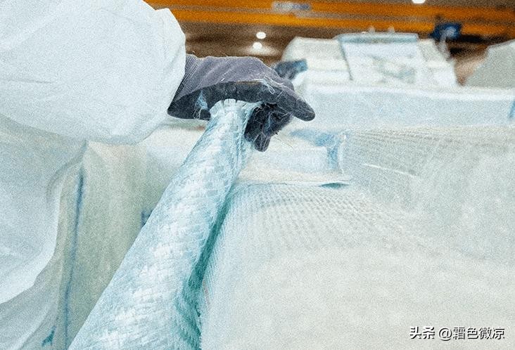 网友分享洗床垫可怕遭遇玻璃纤维扎进皮肤，雨伞蚊帐筷子里全有