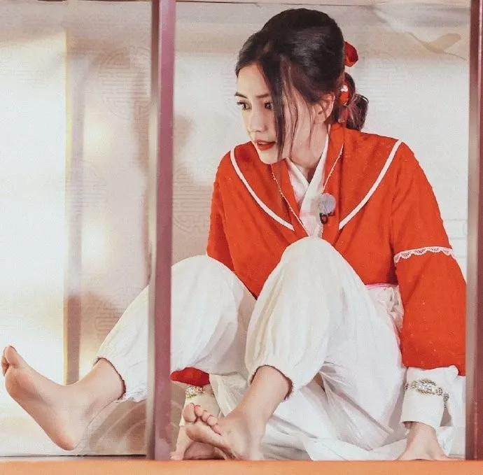 杨颖回应脚趾甲太长,杨颖做美甲