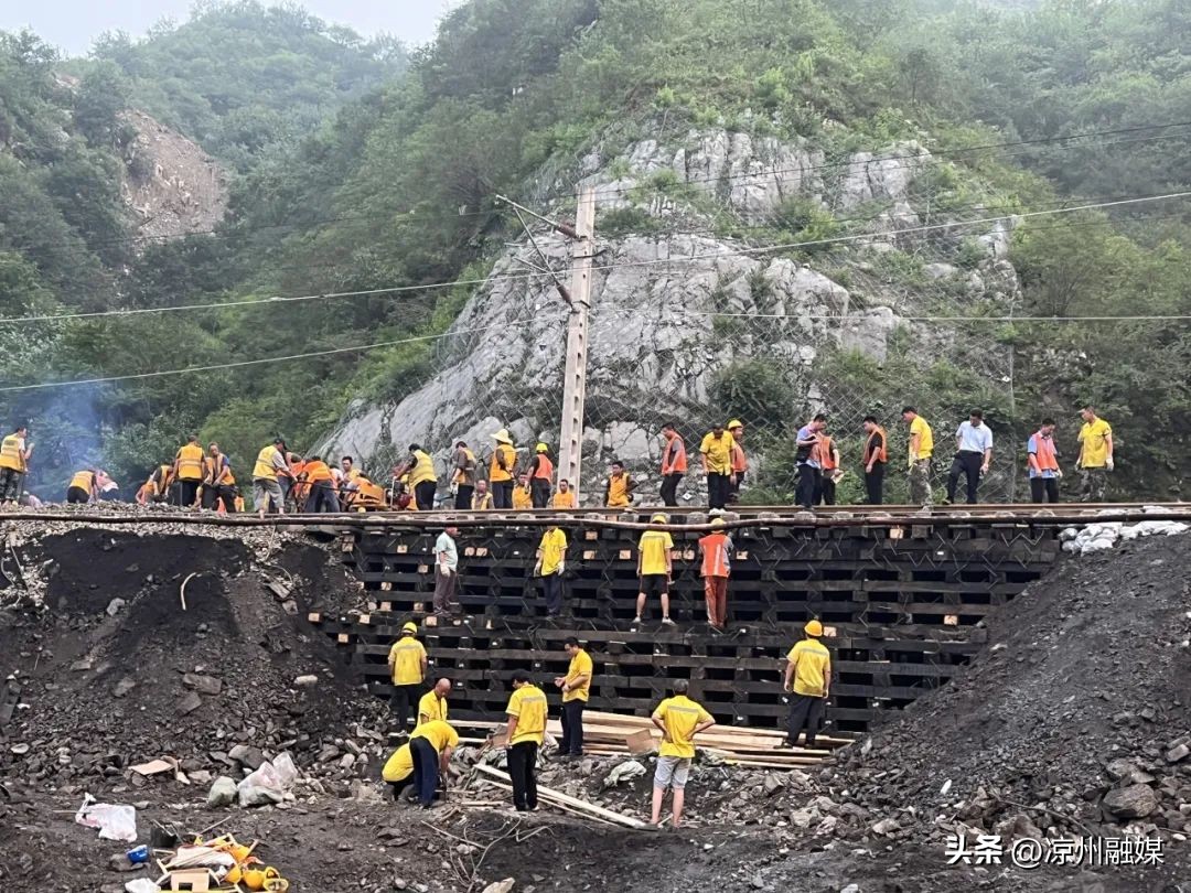 他用沾满泥巴的手签收大学录取通知书,学校:与你相约一起看海!