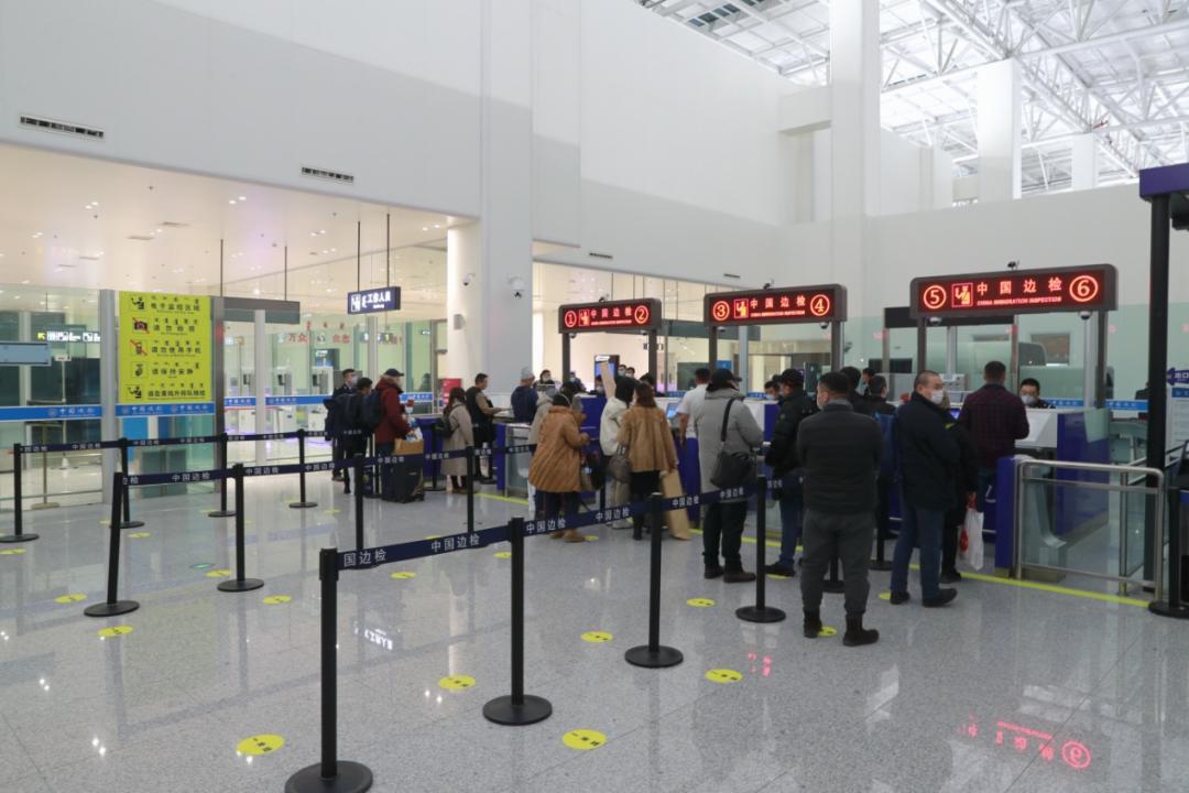 内蒙古首架入境“不隔离”航班平稳降落