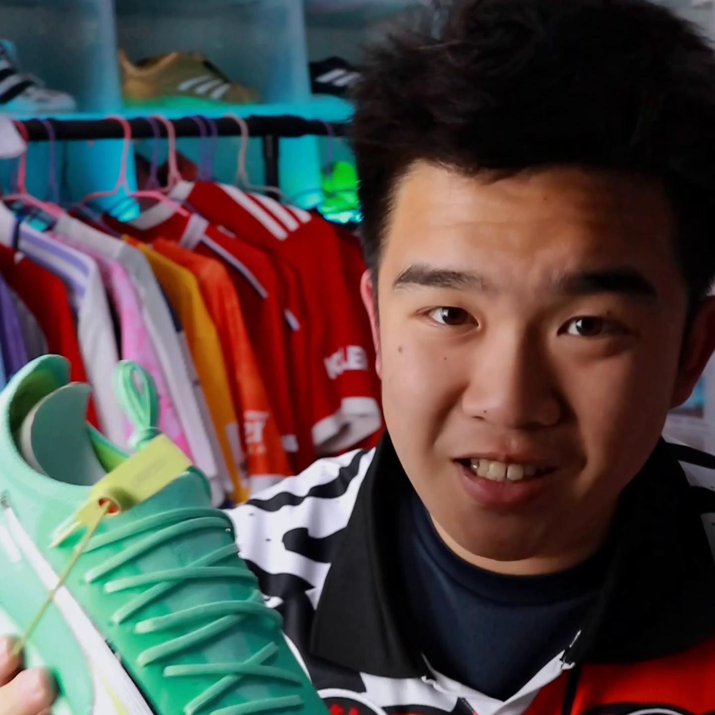 第一批球鞋已经收到了，来看一下都有哪几双吧！里面有你期...