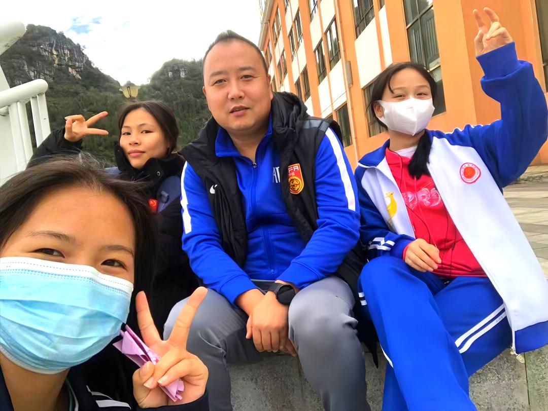 这里山乡气象新丨听，“警察教练”和女孩们的足球梦