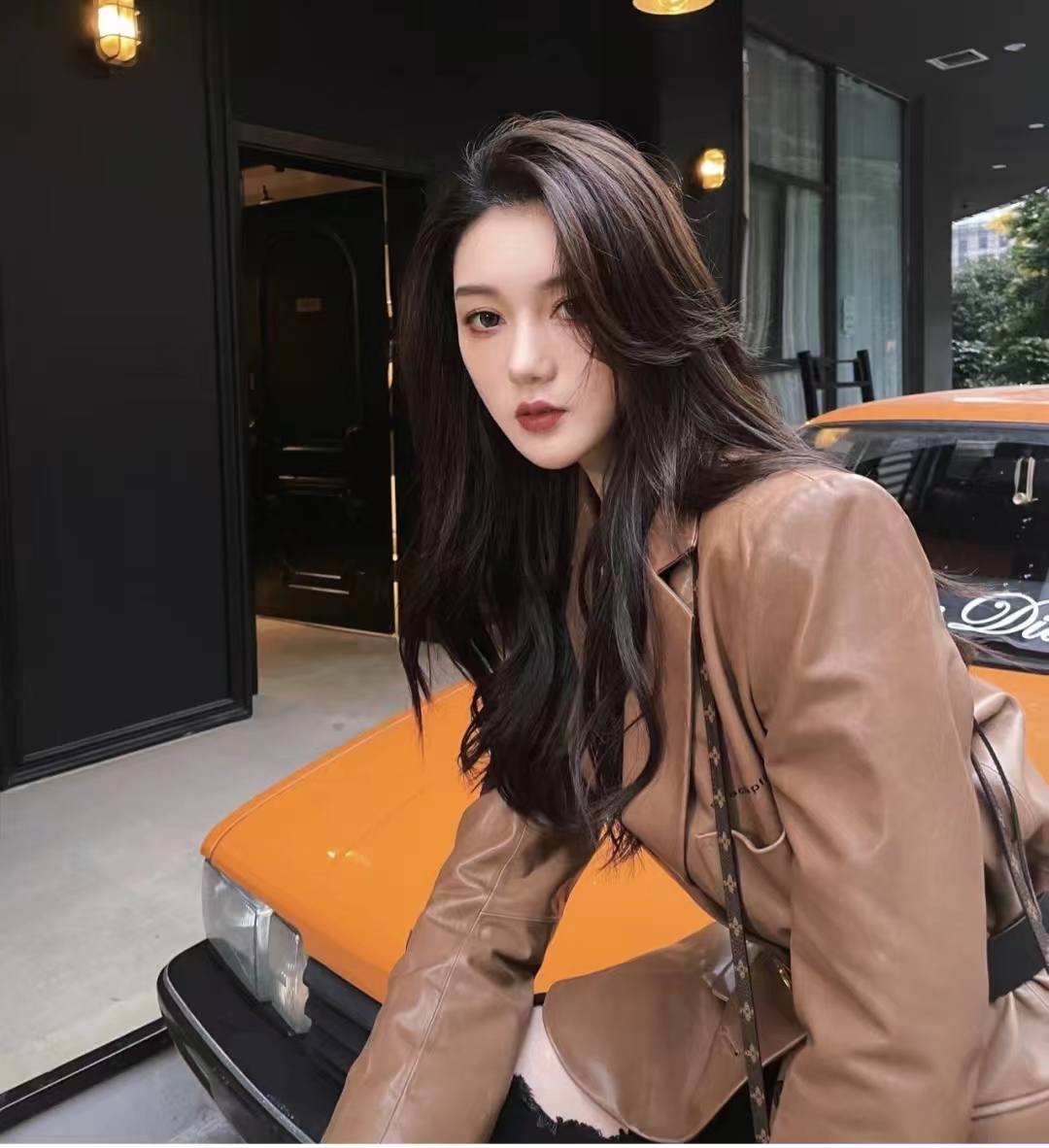 黑色机车皮衣搭配女秋冬,男士皮衣怎么搭配才显高级