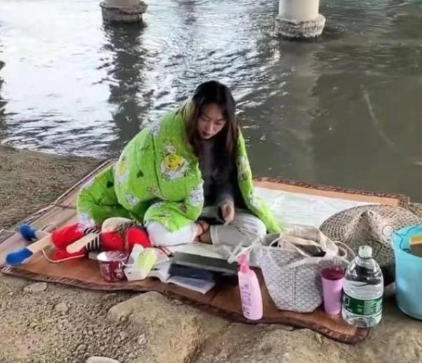 女大学生住桥底,寒风彻骨仍不忘学习,一些小细节却“出卖”了她