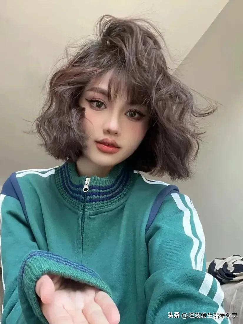 短头发蛋卷头发型正面,俏皮短蛋卷头戴什么帽子