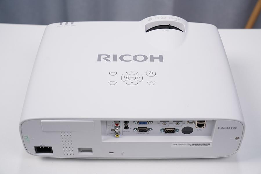 兼顾高亮度和0仰角超短焦,理光RU226ST商务投影仪上手评测