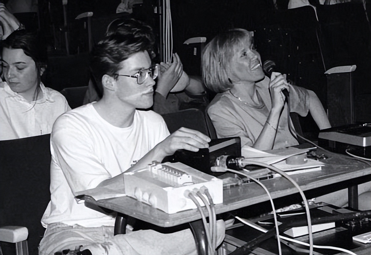 69岁布丽吉特好福气！和马克龙厮守近30年，夫妻俩到哪儿都牵着手