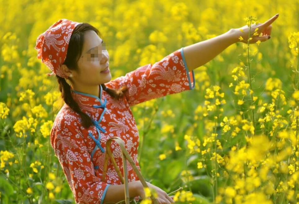 我跳到公公背上，婆婆拍手叫好，老公破口大骂，下一秒却流下泪水