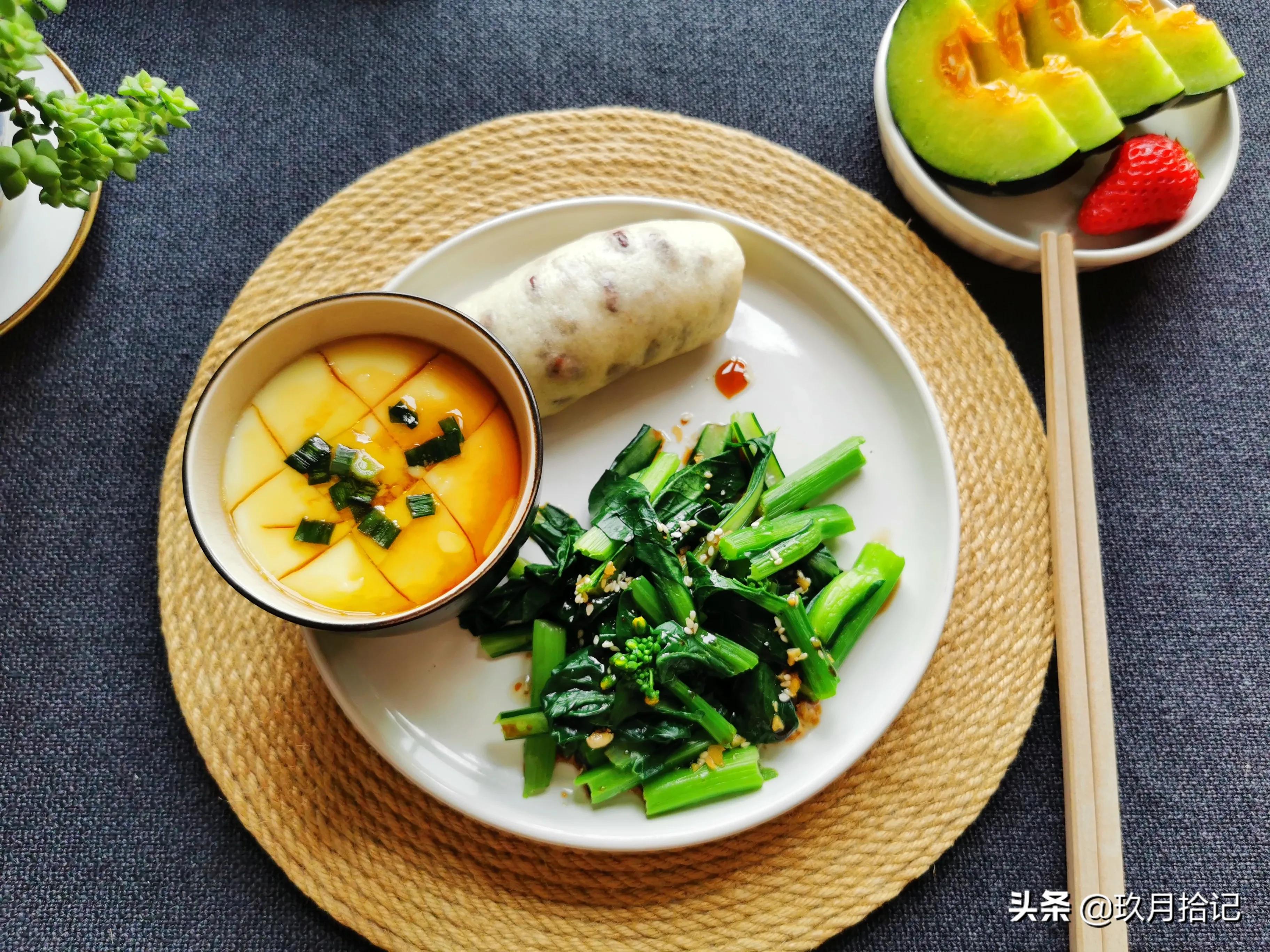 高中生学习紧张早餐别总牛奶面包，每天营养丰富换样吃用陪伴减压