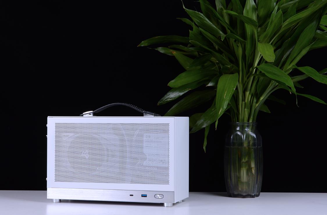 比两三万笔记本电脑还好的itx主机,5000元itx主机加便携显示器