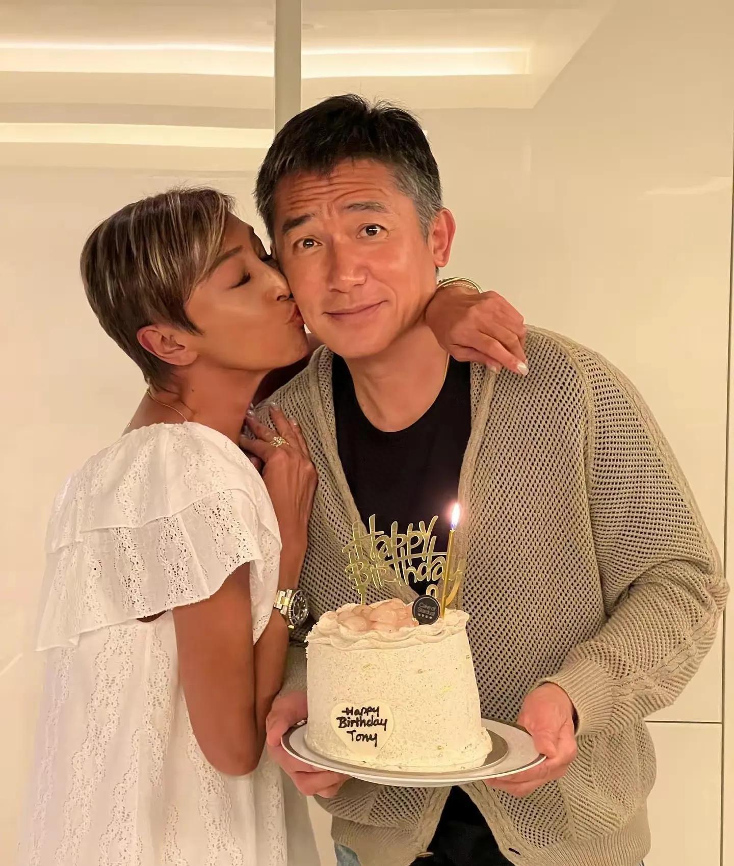 梁朝伟和女星亲密合照,梁朝伟亲吻刘嘉玲金鸡奖