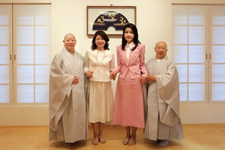 韩国第一夫人访美造型,韩国第一夫人生活装