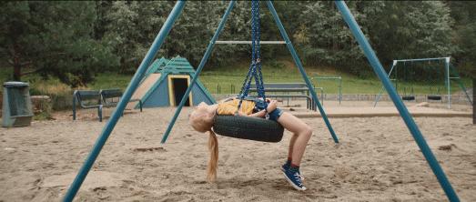 欺负姐姐、虐待猫咪,还以为这小女孩单纯可爱?别被骗了