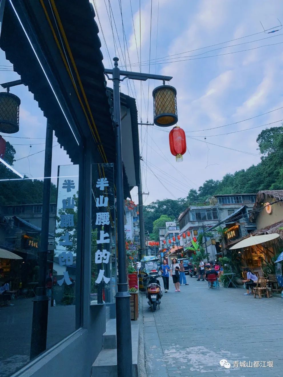 初秋城市漫游指南！都江堰8大爆款夜游地全在这里，吹河风尝美食get暴走两万步的畅快~