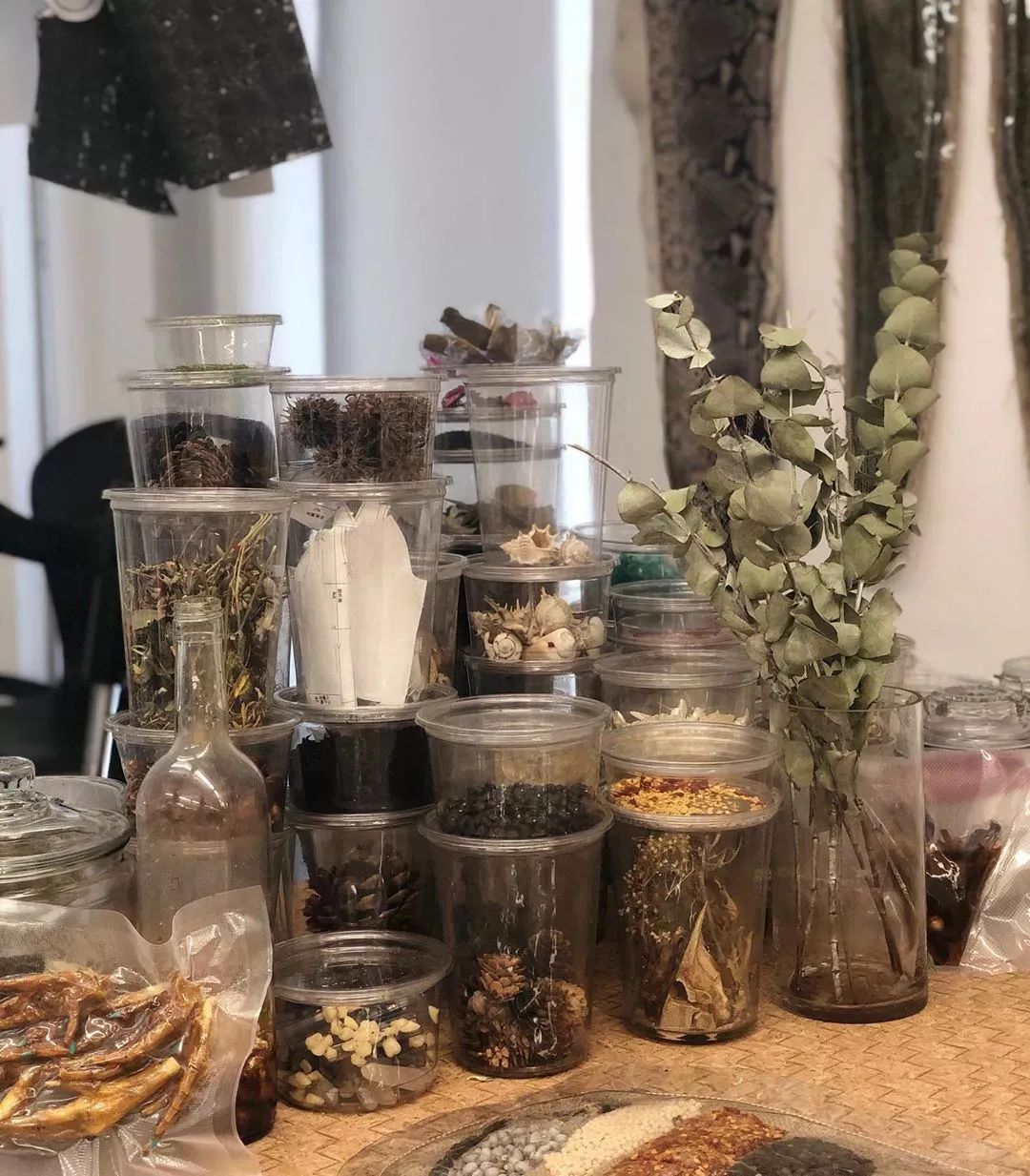 将鲜花封存,变成华服,玩转自然材料的日本设计师