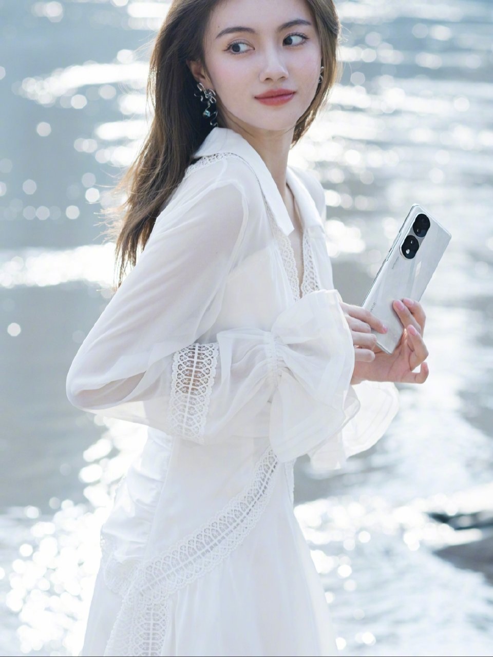 本以为魅族女模特就是机圈最好看的，没想到荣耀却还要更胜一筹