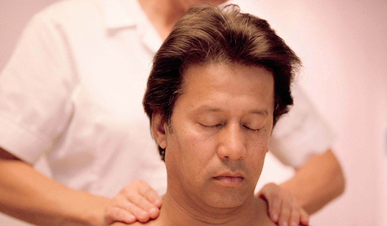 手麻肩胛骨区域疼痛是怎么回事,肩胛骨痛导致手麻怎么医治