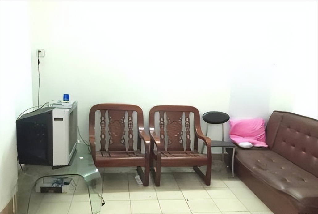 养父母靠煤气养大女儿20年后寻亲,养父扛煤气罐供女孩读到博士