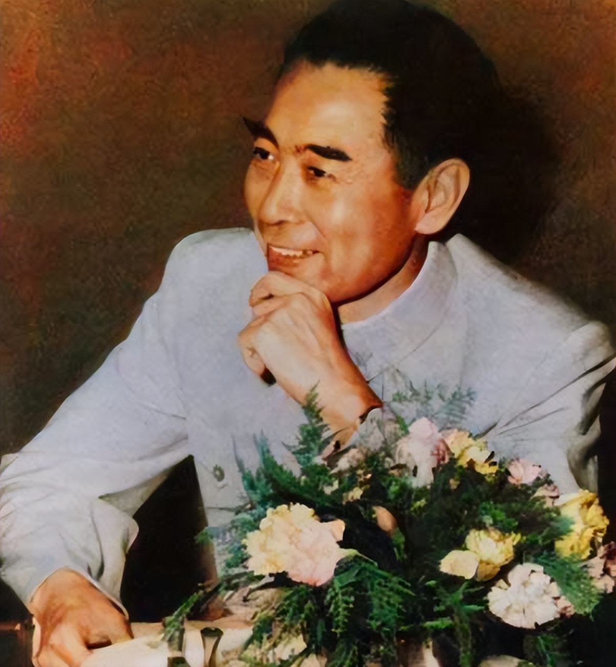 外交场合，有人突然喊“周恩来万岁”，周总理巧妙处理避免了麻烦