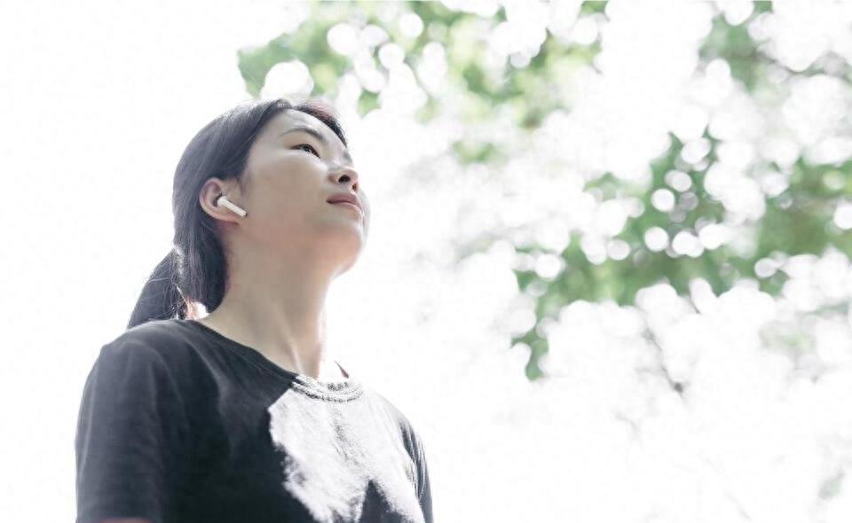 40岁，老光棍，隔壁新来的大妈故意走光，无意看到那抹黑色风景