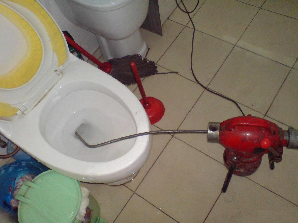 好吃也不能这么造，马桶“噎”住怎么办？