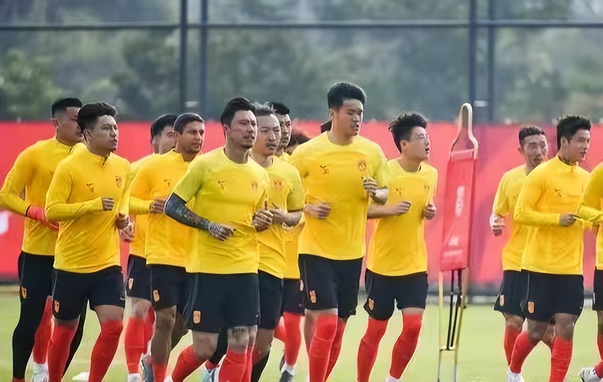 一贫如洗！国足26岁球星被告,数千万财产冻结,父母曾向陈戌源下跪