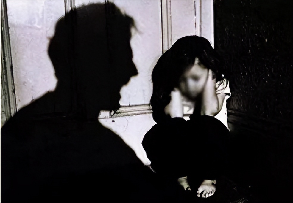 变态老头猥亵10岁女孩，被抓时拉链都没关，称：就摸了怎么样？