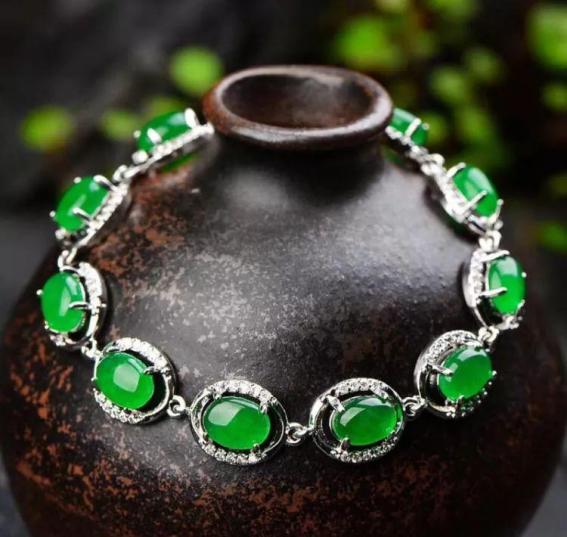 翡翠手镯是胶感好还是冰感好,翡翠手镯紧点好还是松点好