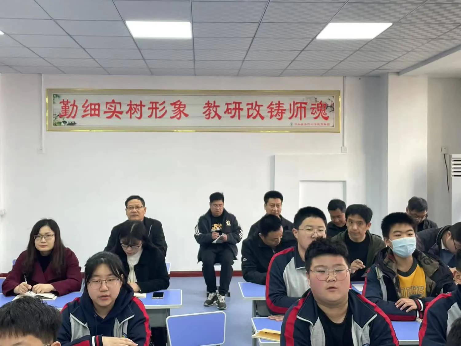 浠庢湰璐ㄤ笂鍋氬埌涓轰汉甯堣〃鏁欑爺鎬荤粨,鍑濆績閾稿笀榄傛暀鐮旇偛鏂颁汉