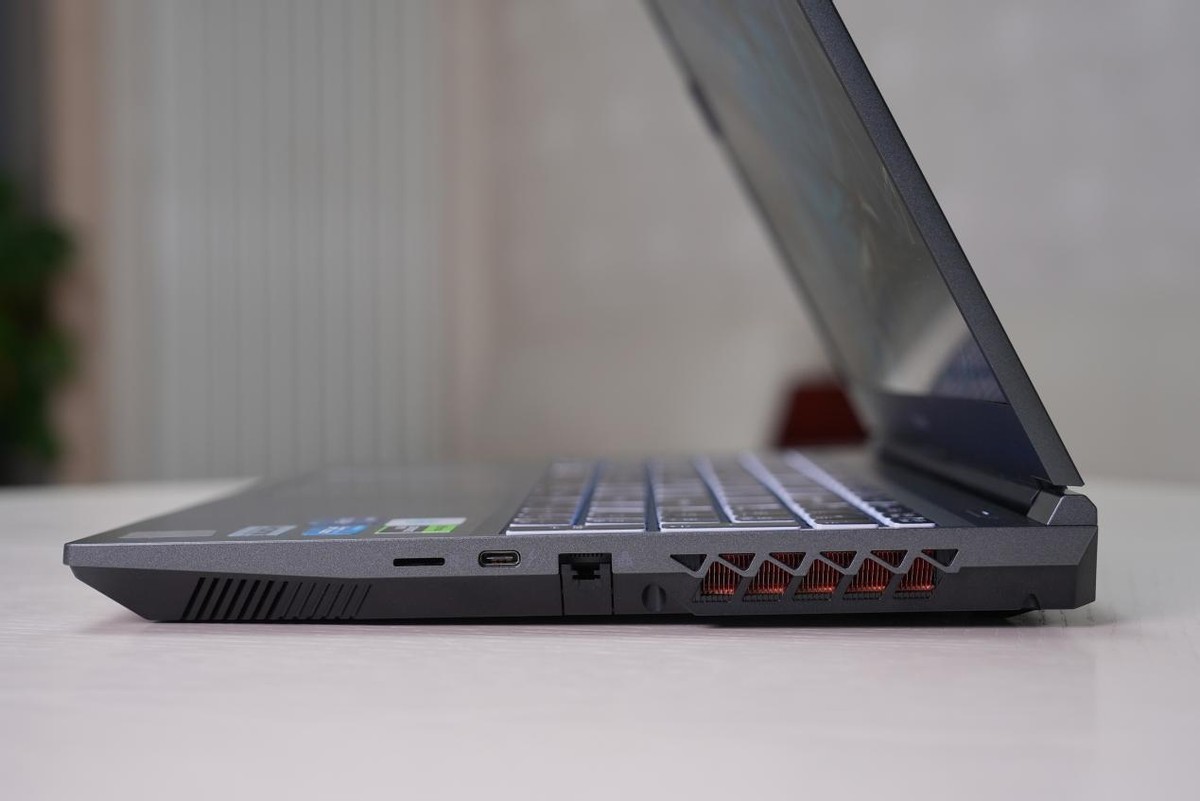 七彩虹将星x15at23新款屏幕素质,七彩虹将星x15at13代测评