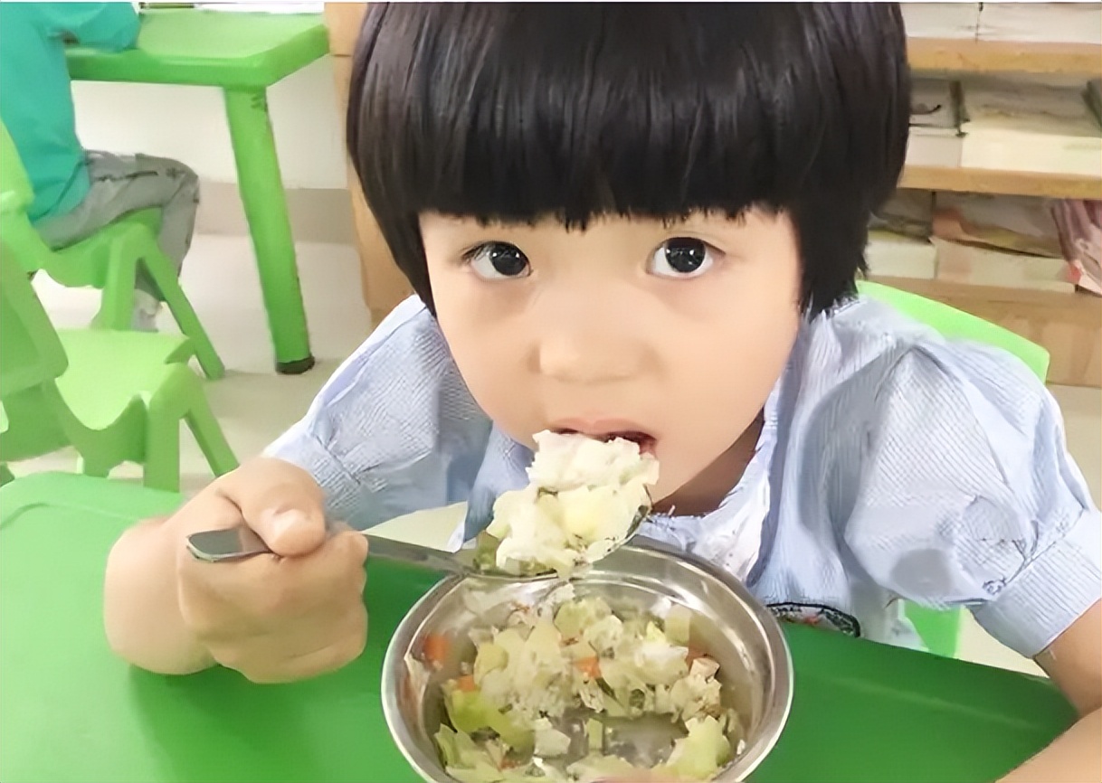 如果小孩吃多了饭怎么办呢,小孩吃太多撑的后果