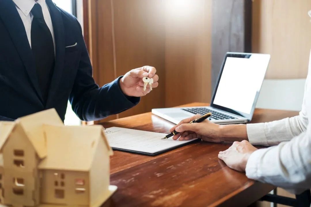 买房签的团购服务费是合理的么,房屋租赁合同续租还收费吗