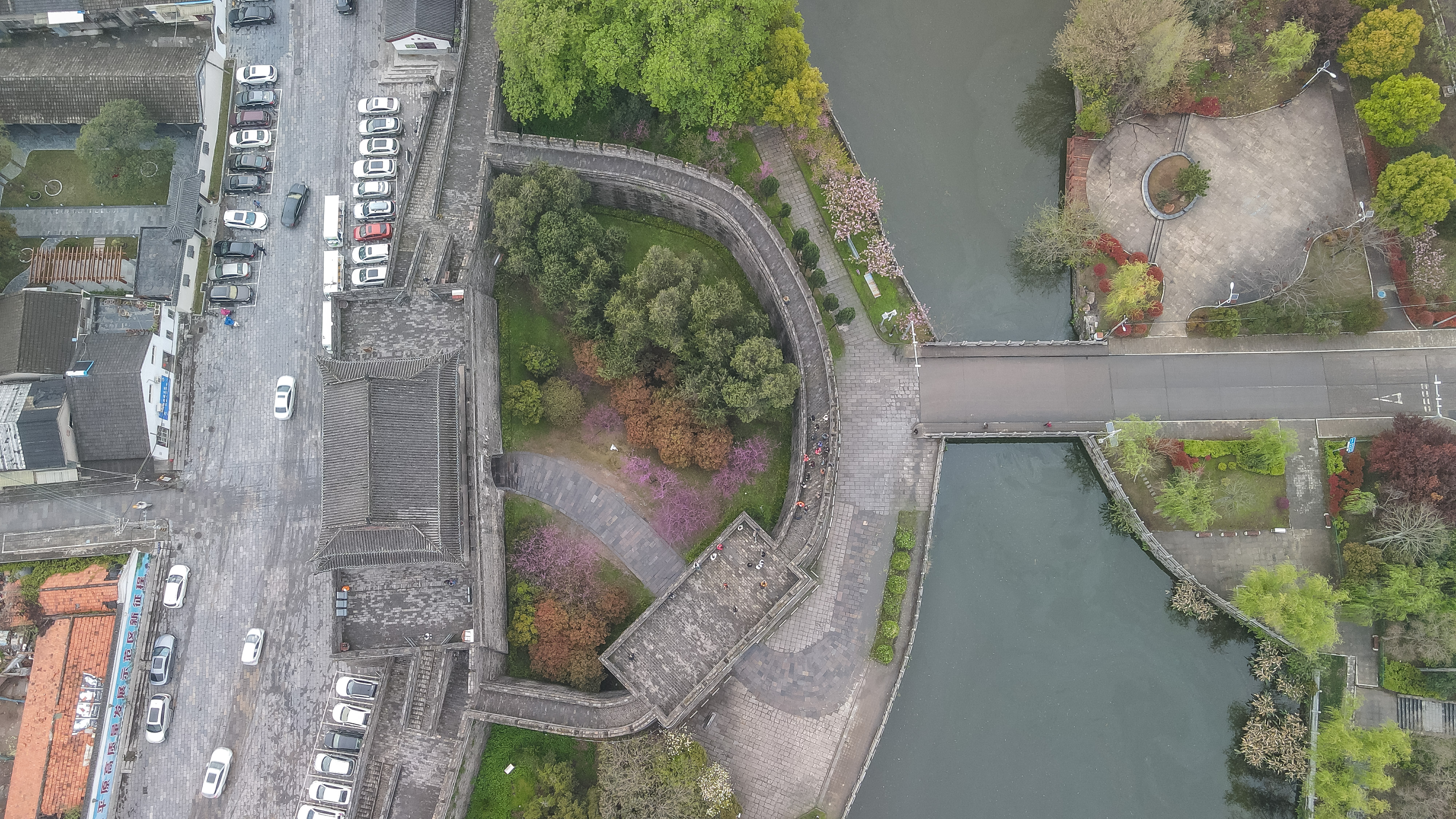 荆州古城墙的历史和照片,襄阳古城墙和荆州古城墙哪个完整