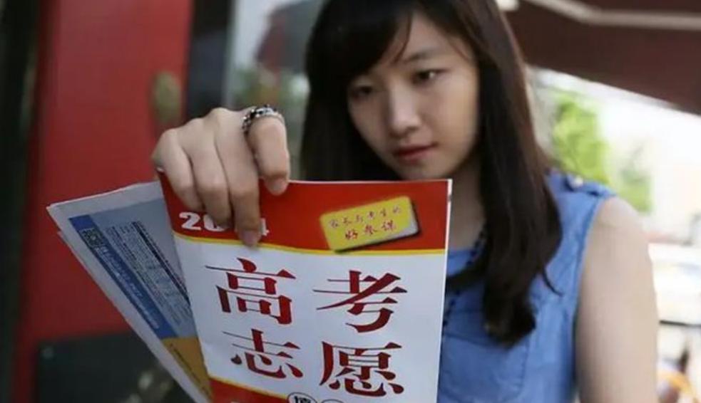 13年一女孩高考成绩从586变364，家长向教育局讨说法，结局大反转