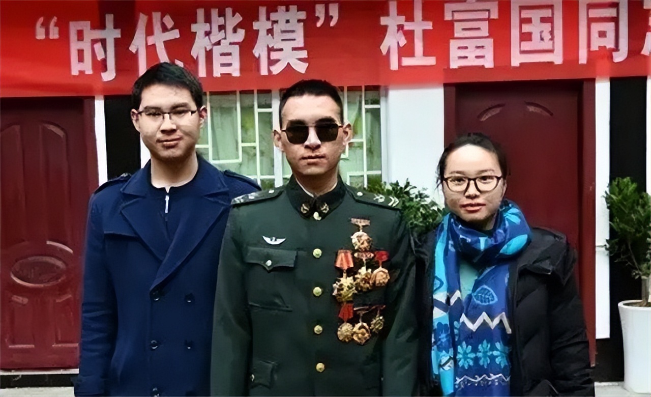 中国排雷英雄杜富国授勋仪式,排雷英雄杜富国八一勋章视频