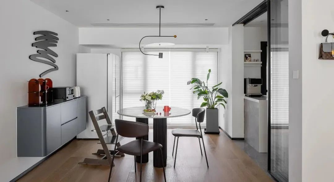 餐厅空间小如何设计好看,开餐厅餐厅面积小如何布置圆桌