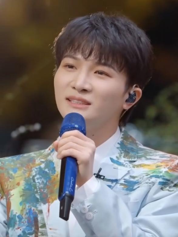 周深张真源七彩阳光,周深来听春天的歌音乐会