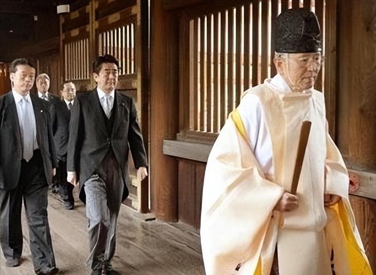 如丧考妣！驻日中国美女记者直播哭泣：安倍晋三对华友好贡献巨大