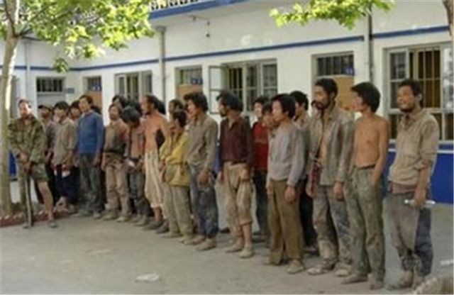 假扮乞丐吃垃圾500块卖进黑窑厂,崔松旺黑窑厂老板最后怎么处理