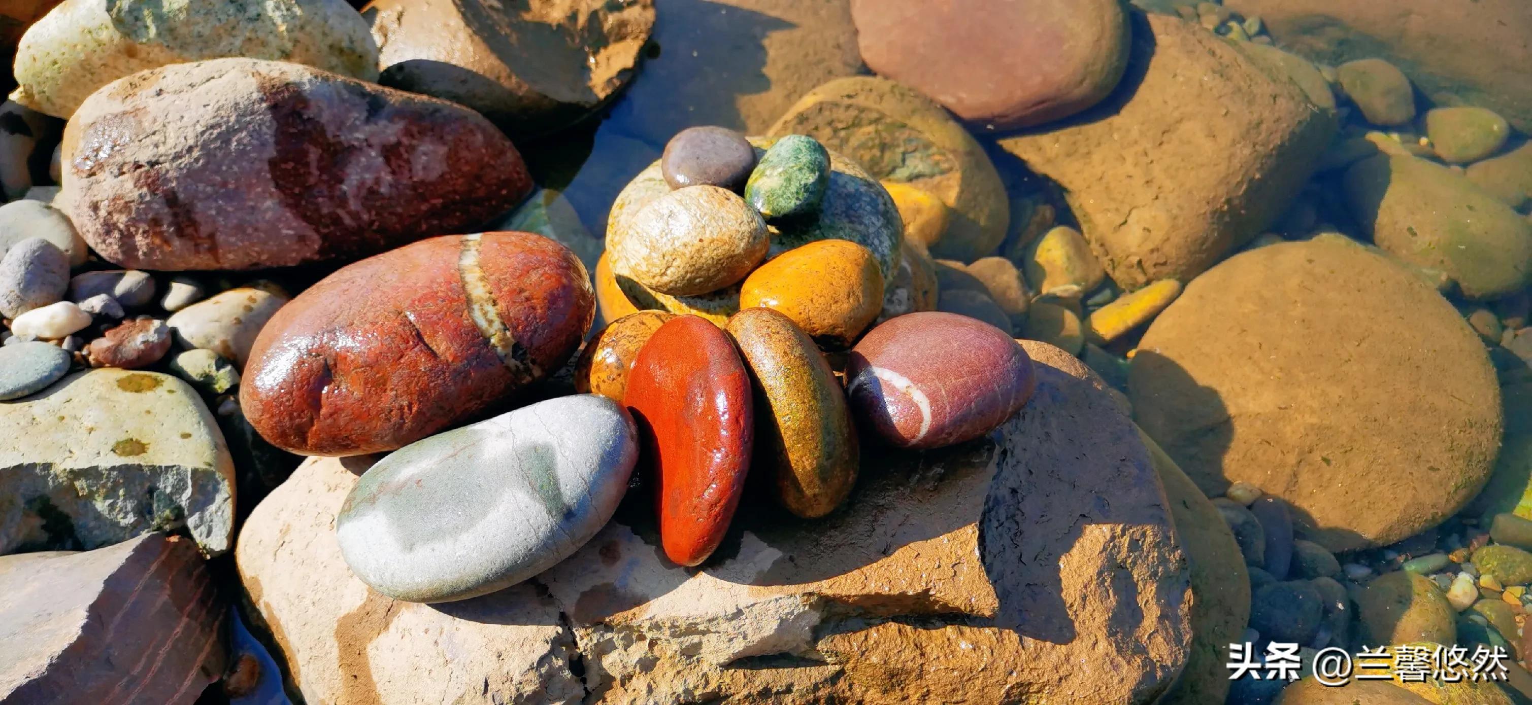 思茅港奇石,棋子湾的彩色石头