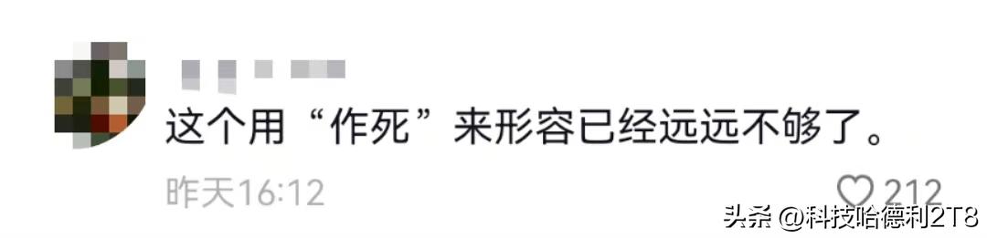 一对男女在马路中央打羽毛球,夜晚两人在马路上打羽毛球