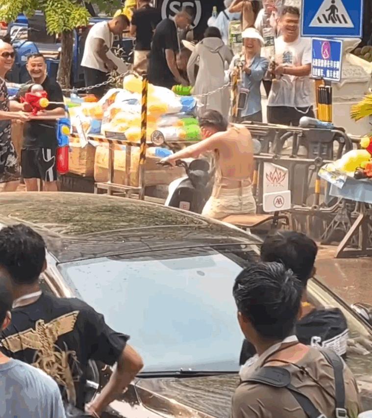 1天4个瓜,泼水节变流氓节,床戏尺度大引热议,世纪婚礼,都是大瓜